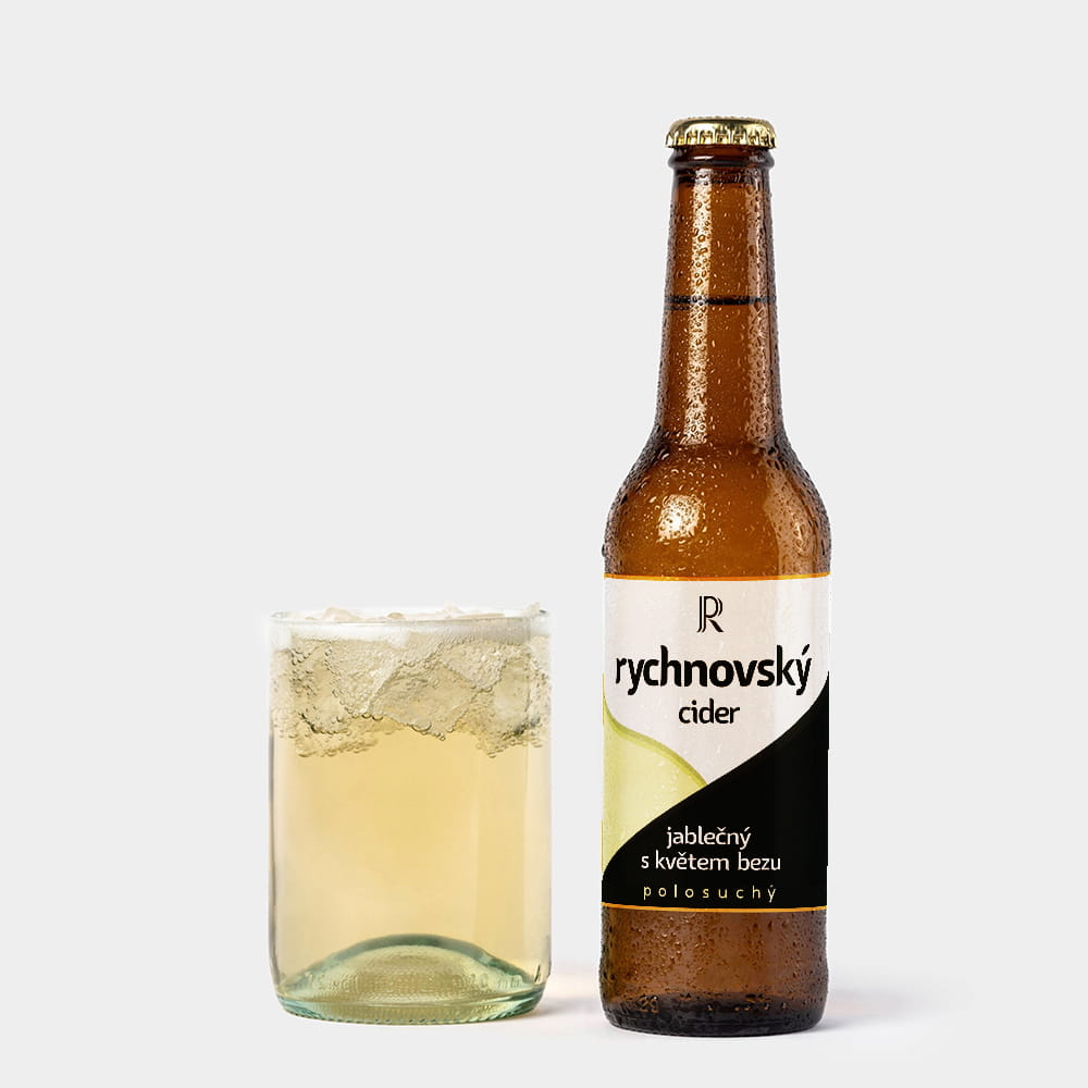 Bezový cider podávaný ve sklenici, kombinující květinové a ovocné tóny.