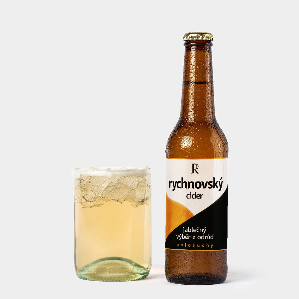 Jablečný cider s plnou chutí a jemným perlením podávaný ve sklenici.