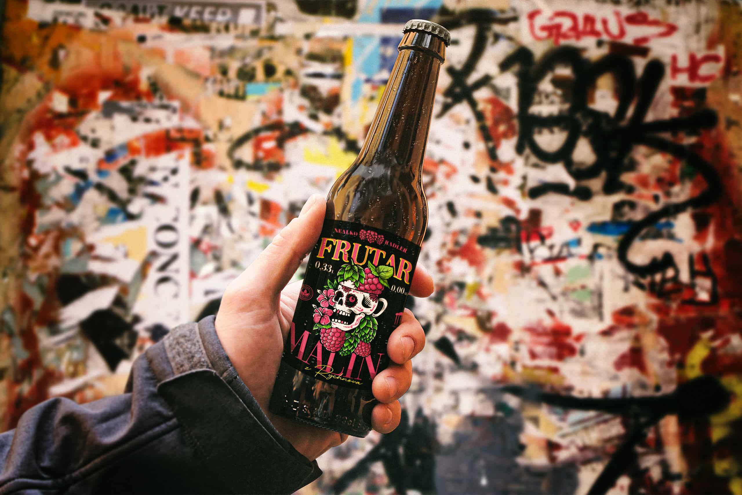 Malinový Fruttar Malinový Fruttar s grafiti pozadím.